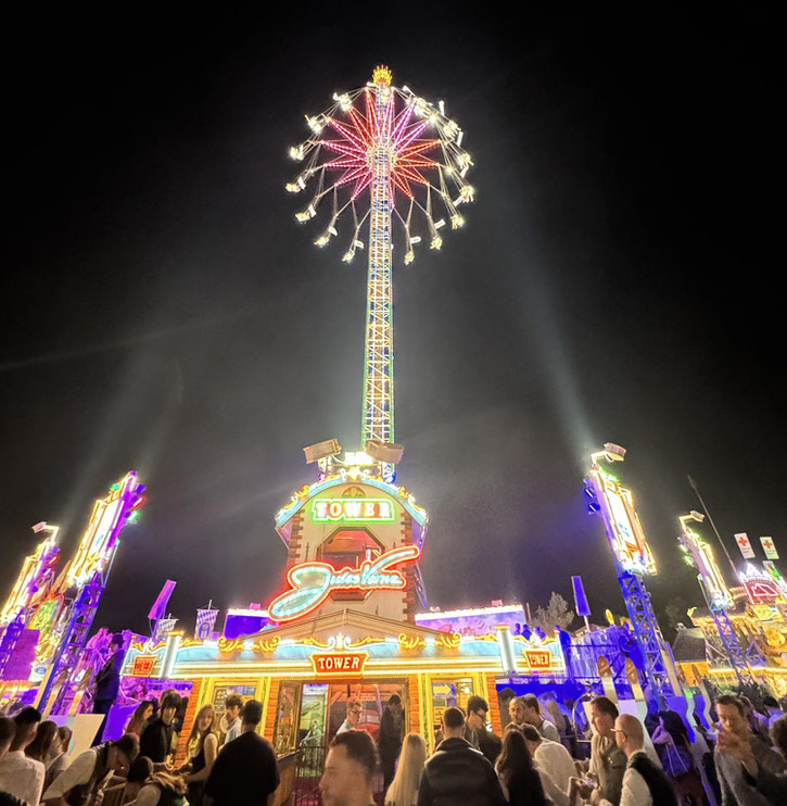Jules Verne Tower auf dem Oktoberfest 2025 (©Foto: Martin Schmitz)